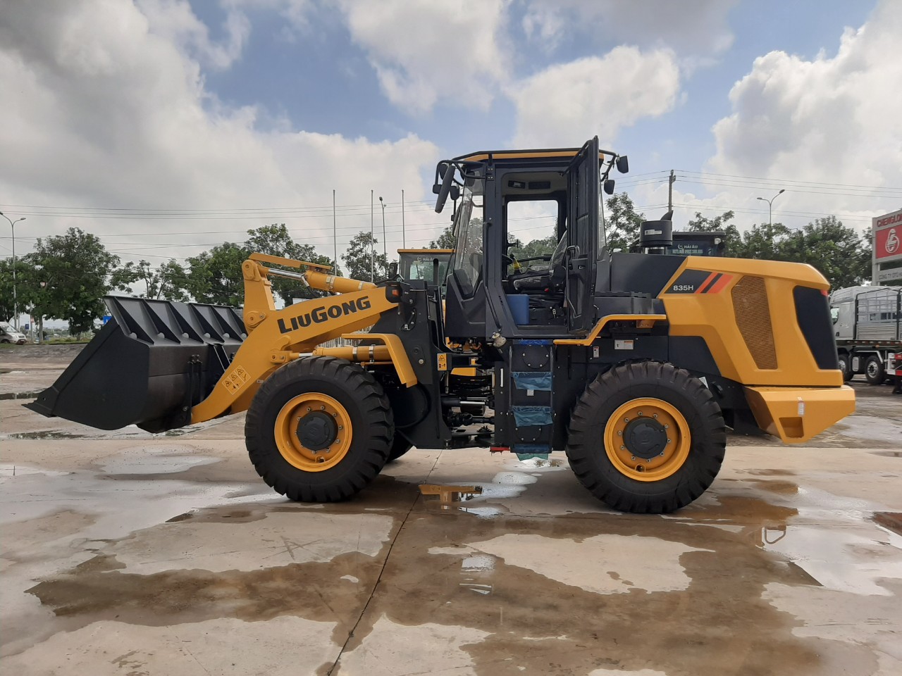 Xúc lật bánh lốp Liugong CLG835H – đa năng từ 3 tấn